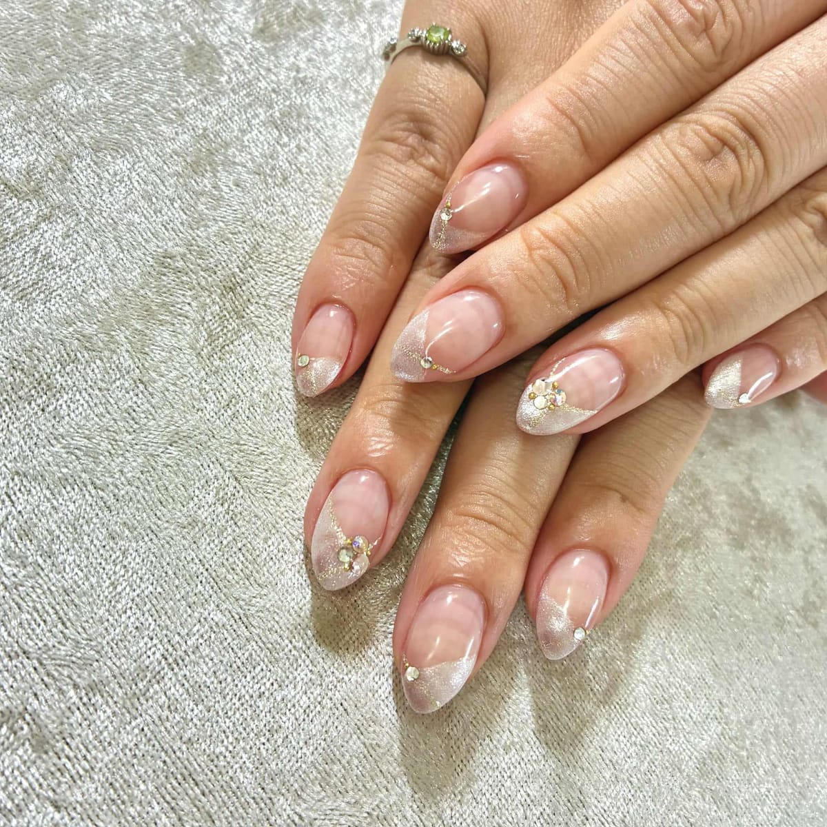 シルバーラメのフレンチにビジューをのせた華やかなジェルネイル